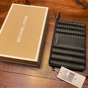 🔥Michael Kors Brooklyn Grommet Medium Wristlet Black